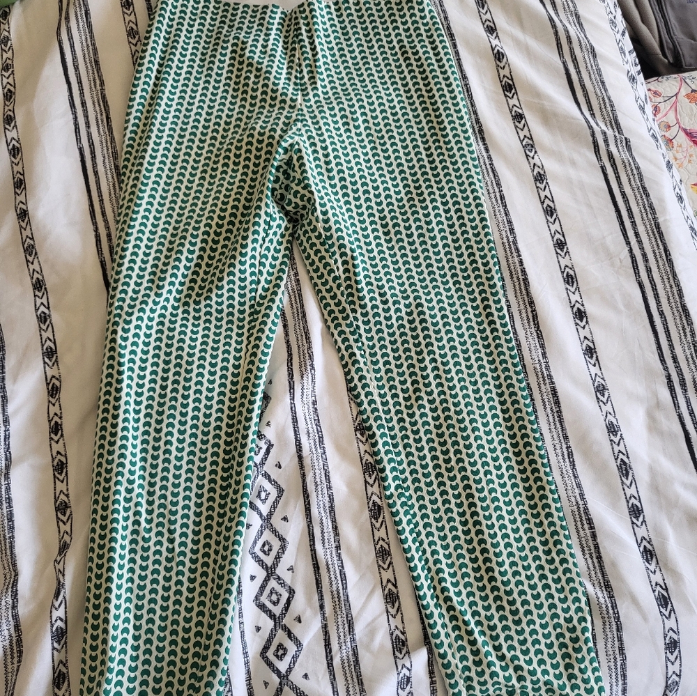 Green and white stretch Capri size 6